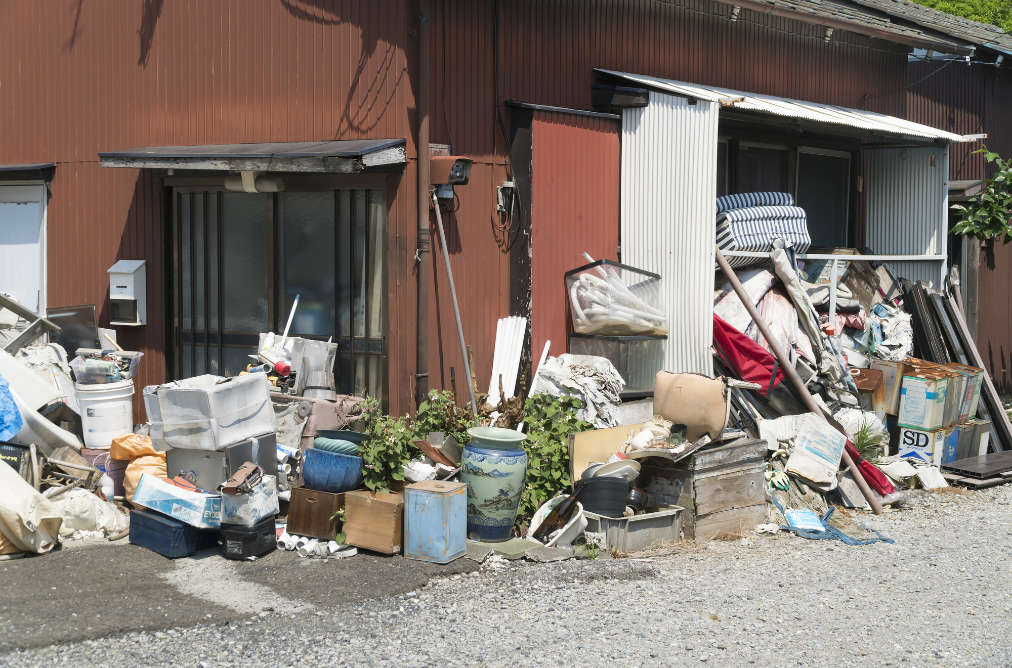実家がゴミ屋敷に…掃除の進め方と片付け費用・親との向き合い方