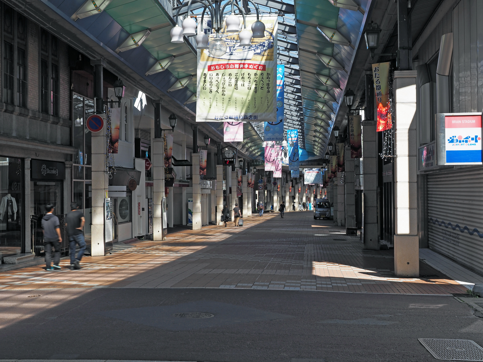 地方都市の閑散としたシャッター街のイメージ