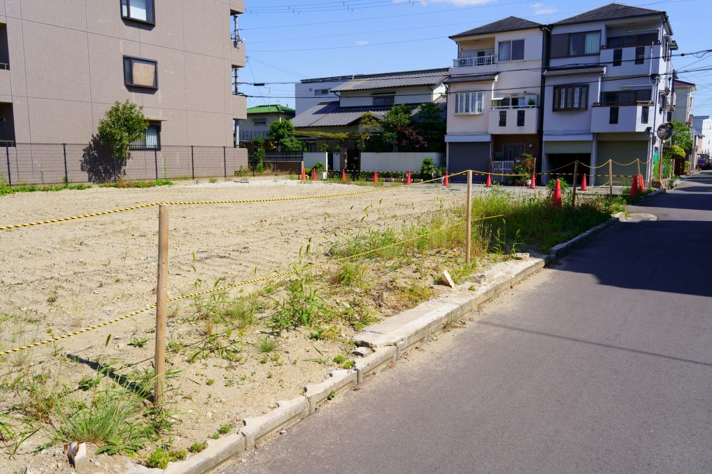 道に面した更地になった空き地