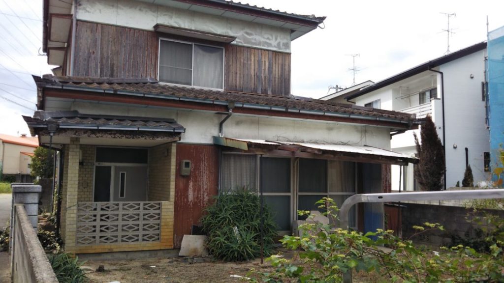 住宅街にある空き家外観