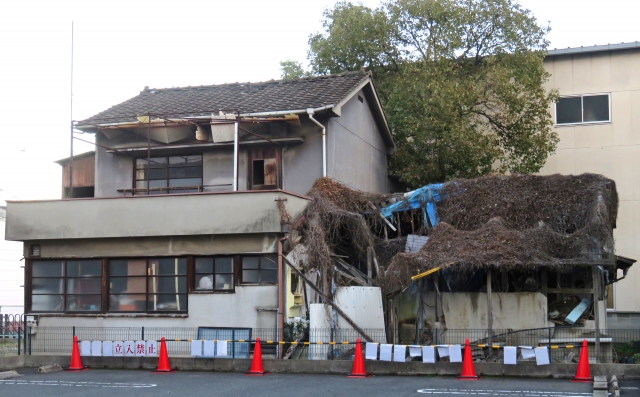 立ち入り禁止の空き家