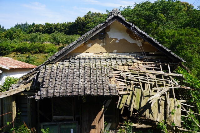 壊し途中の空き家