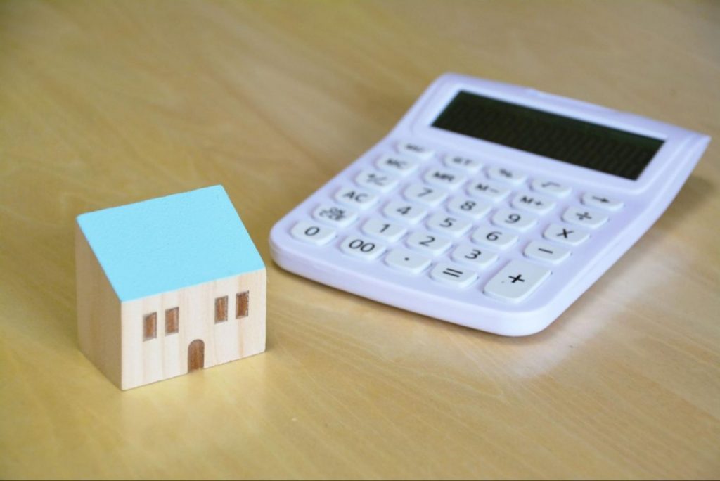 電卓と家の模型