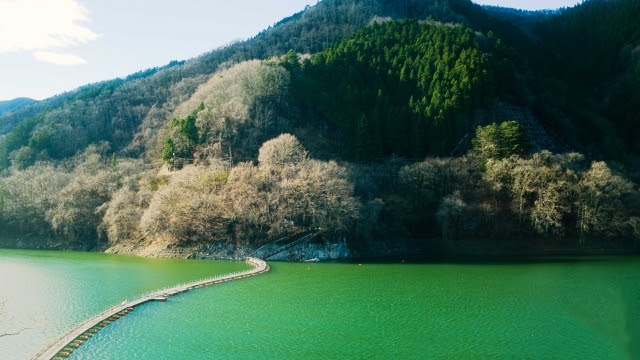 山と湖の風景