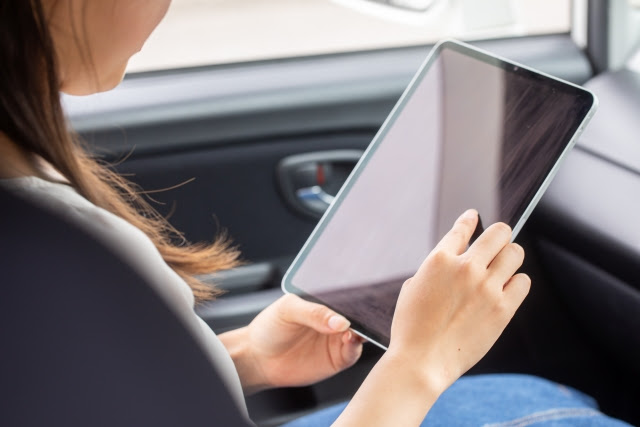 タブレットを操作する女性