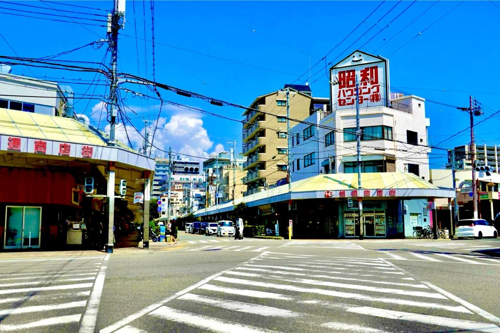 旭通商店街のアーケードの風景 大阪府吹田市