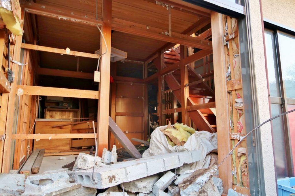 解体中の空き家