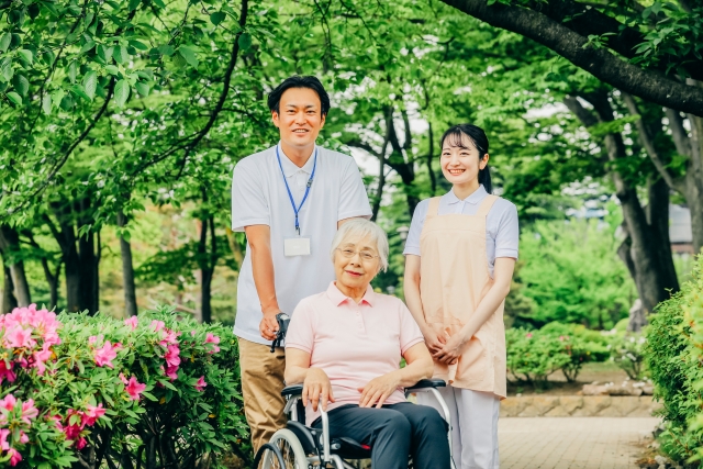 男女と老人