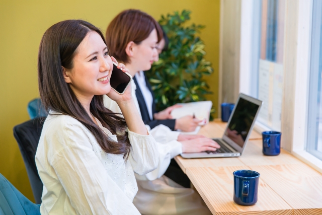 電話をする女性