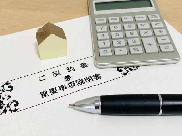契約書や電卓