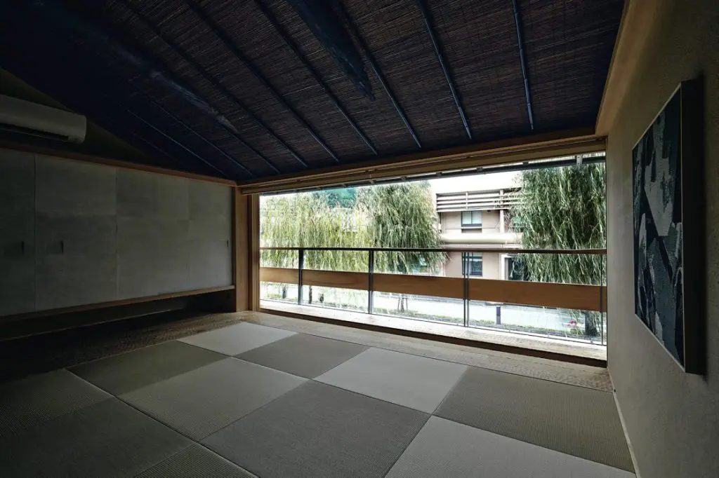 暗い和室と外の眺め