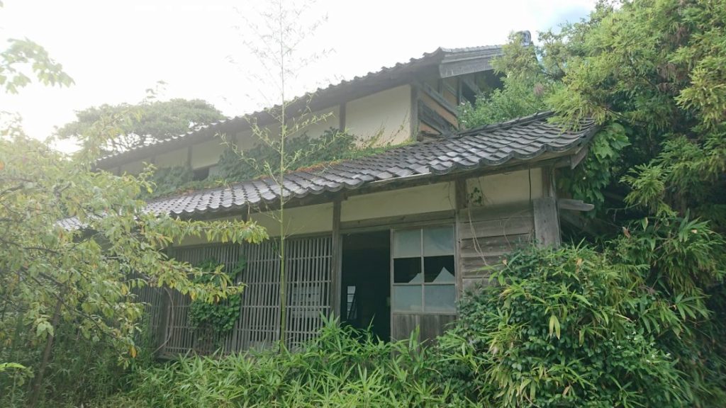 古びた空き家