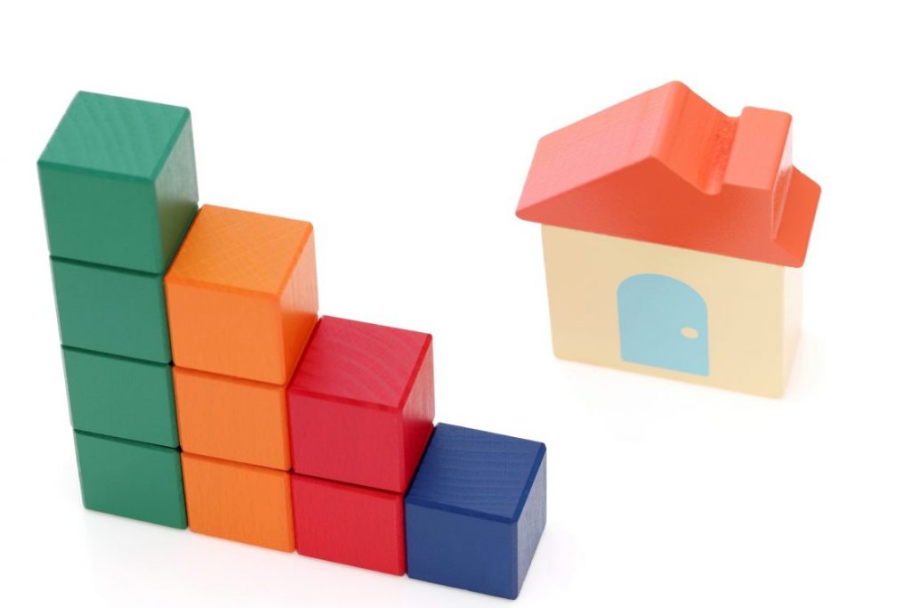 家の模型とブロック