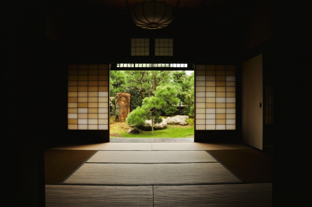 暗い和室