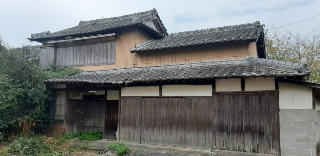大きな空き家外観
