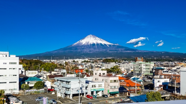 富士山と麓の町