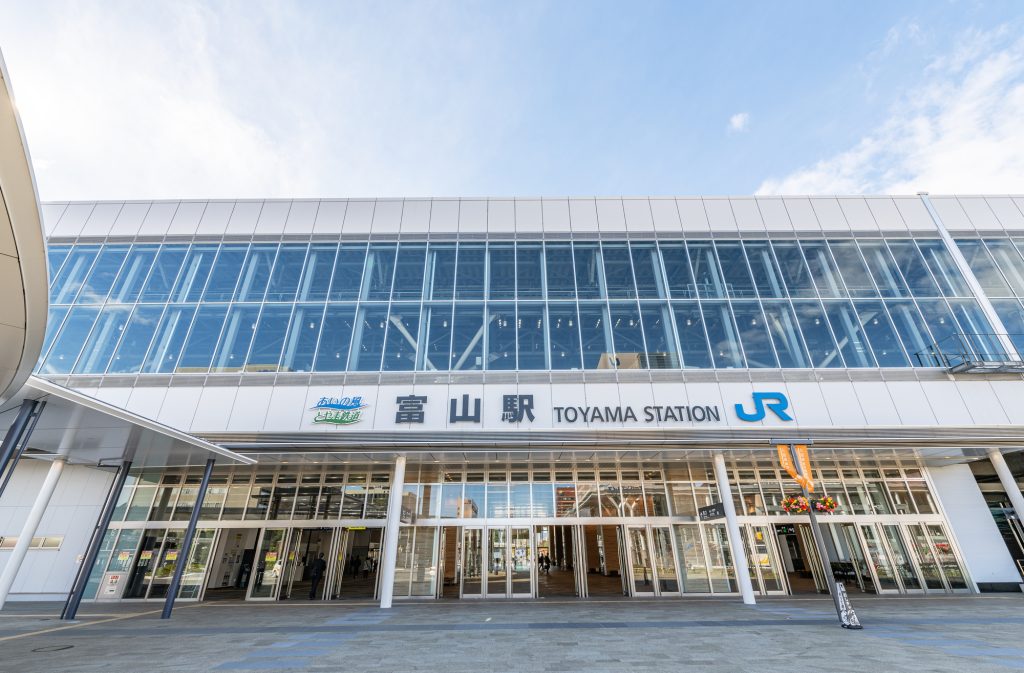 富山県富山市　晴天のJR富山駅北口
