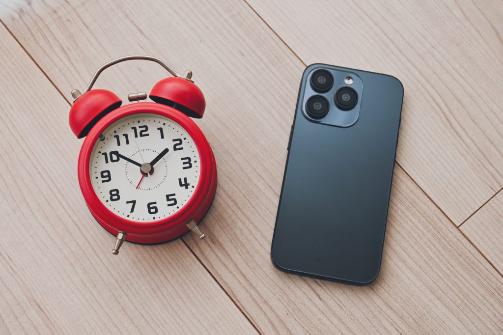 時計とスマートフォンで時間のイメージ