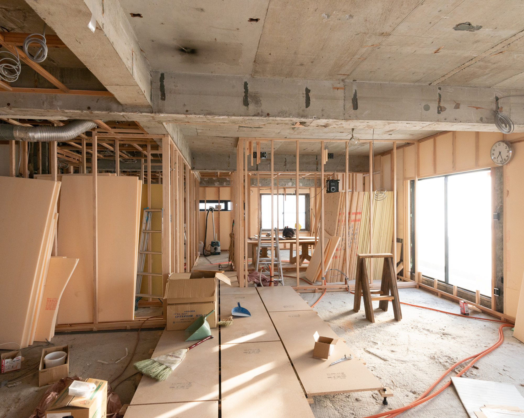 リフォーム中の家屋内観