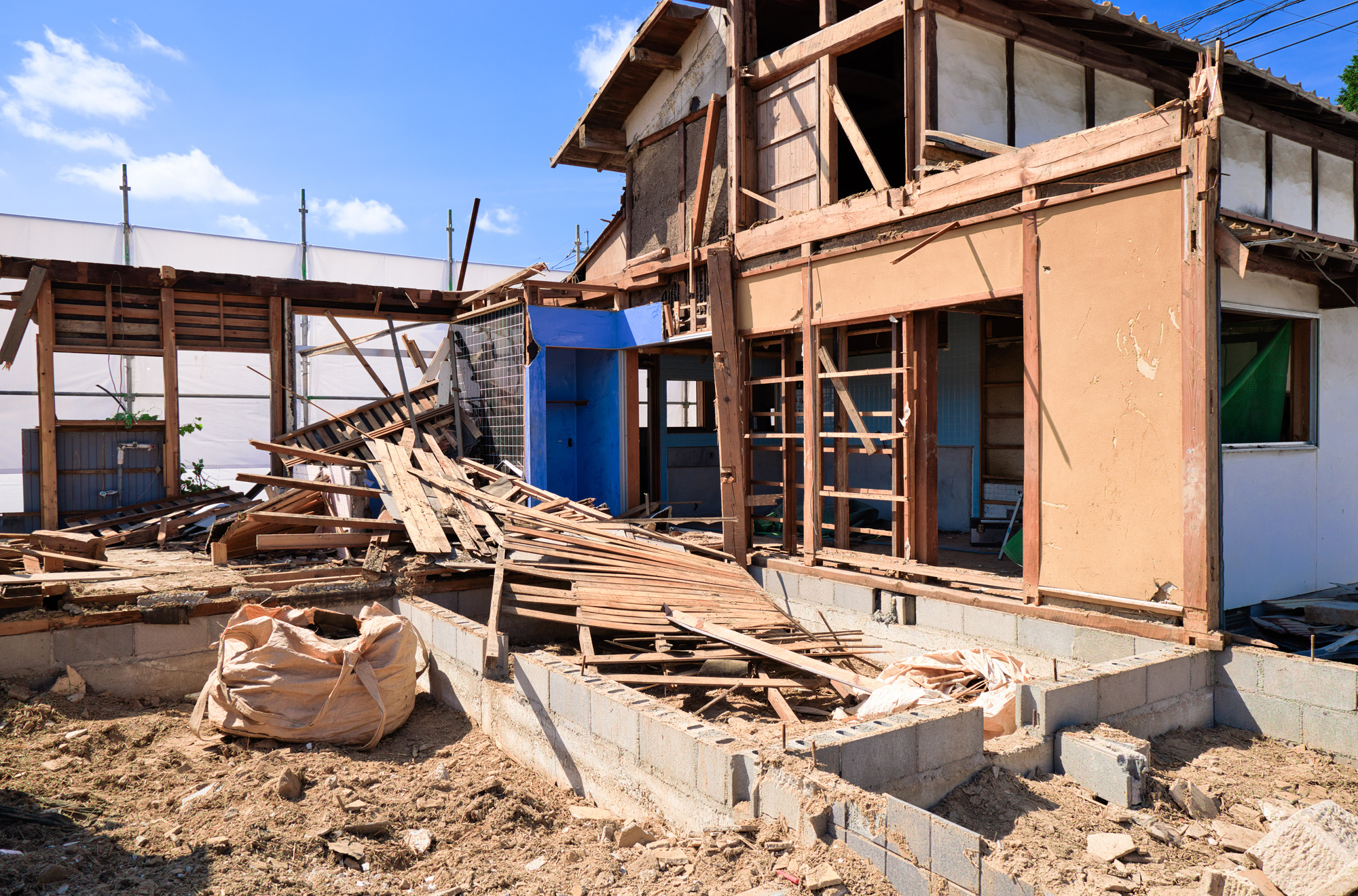 戸建て解体費用の総合ガイド!費用内訳から必要な手続きまで