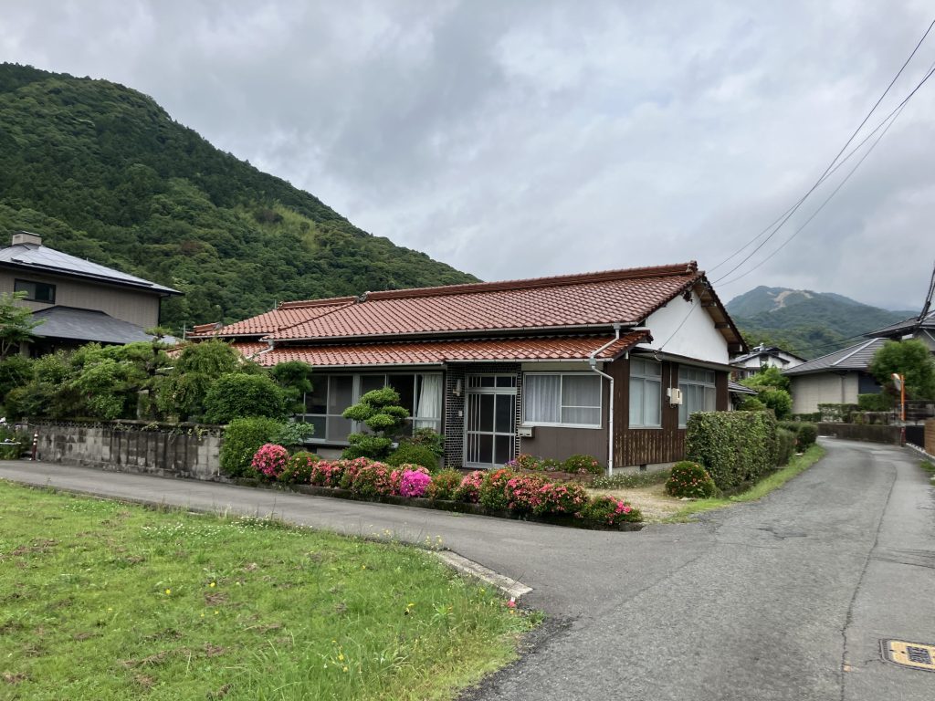 高齢で管理が難しくなった相続実家を現況買取でスムーズ売却