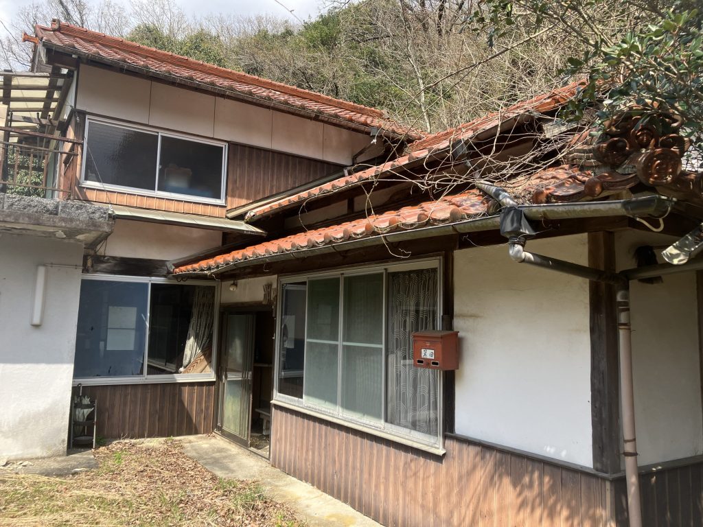 高齢の親が施設入所、管理困難になった老朽化空き家を遠方から引取対応