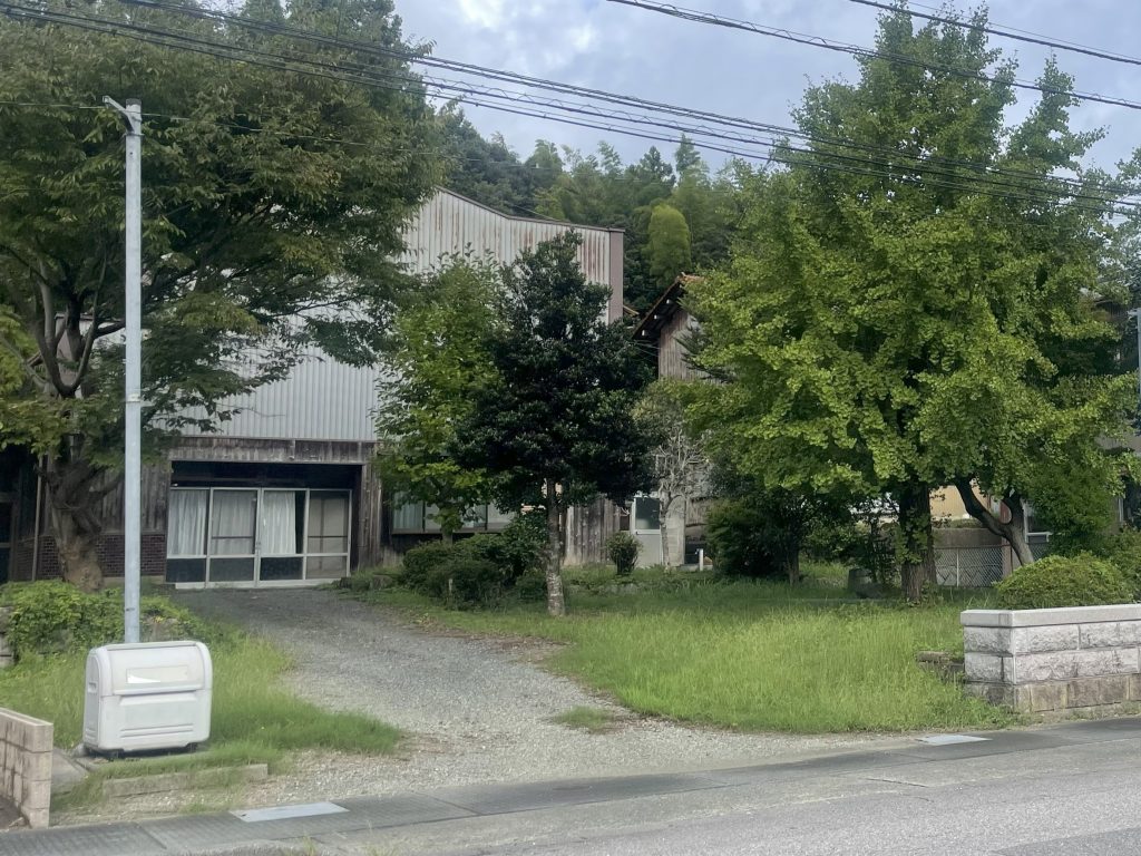 敷地面積1,000㎡超の相続物件。現況引き取りで管理負担から解放【石川県加賀市】