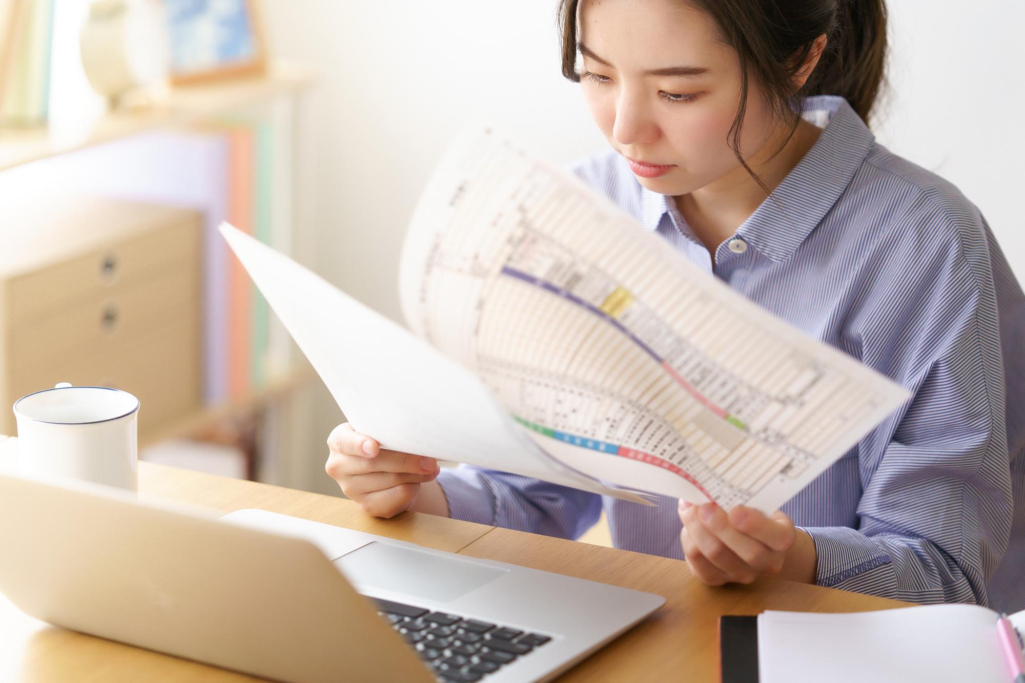 事業所得と雑所得の違いは？副業300万円の壁や判断基準を徹底解説