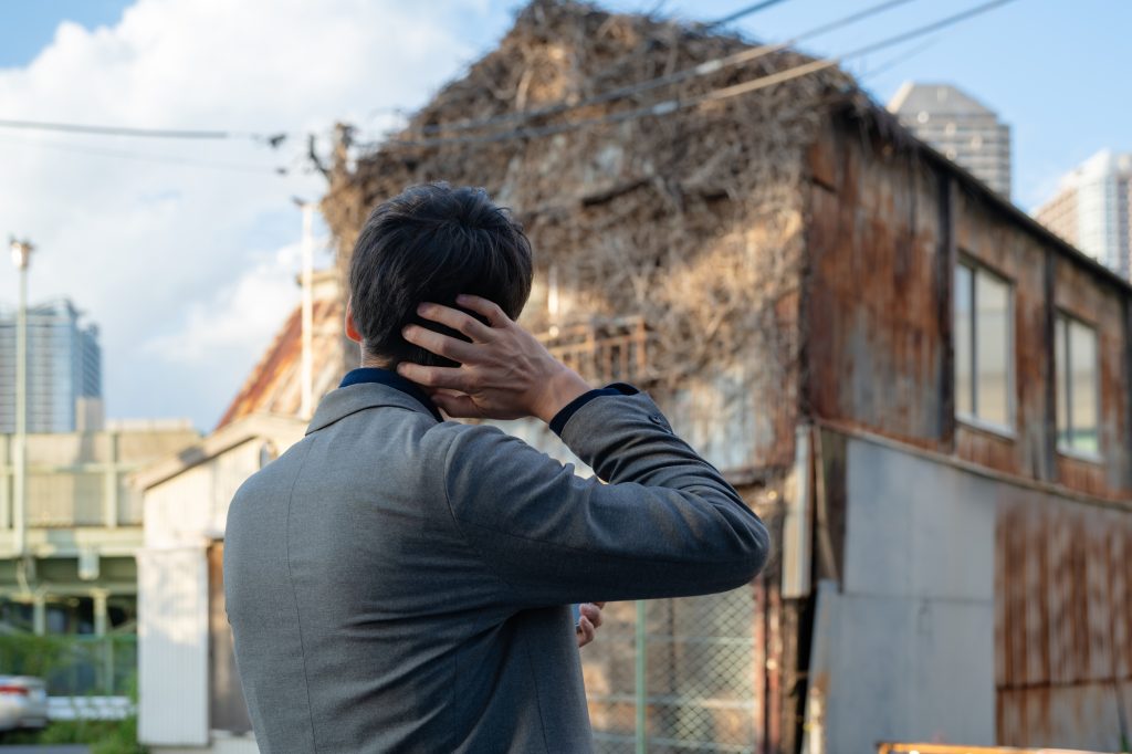 家を見て悩む人