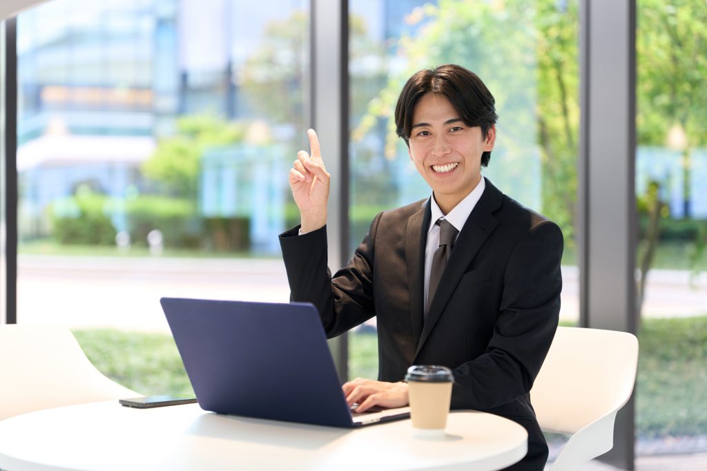 人差し指を掲げて注意を促しているイメージ