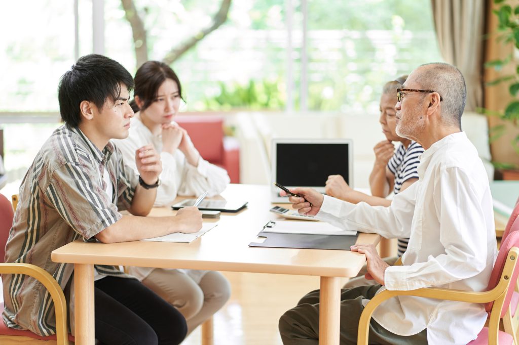 親族同士が揉めているイメージ
