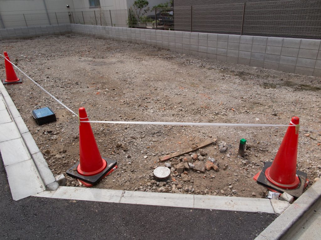 中古一軒家の注意点における境界線や敷地の確認ポイントを示すカラーコーンで仕切られた更地
