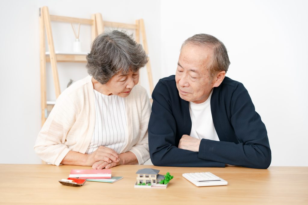 実家じまいについて相談する老夫婦
