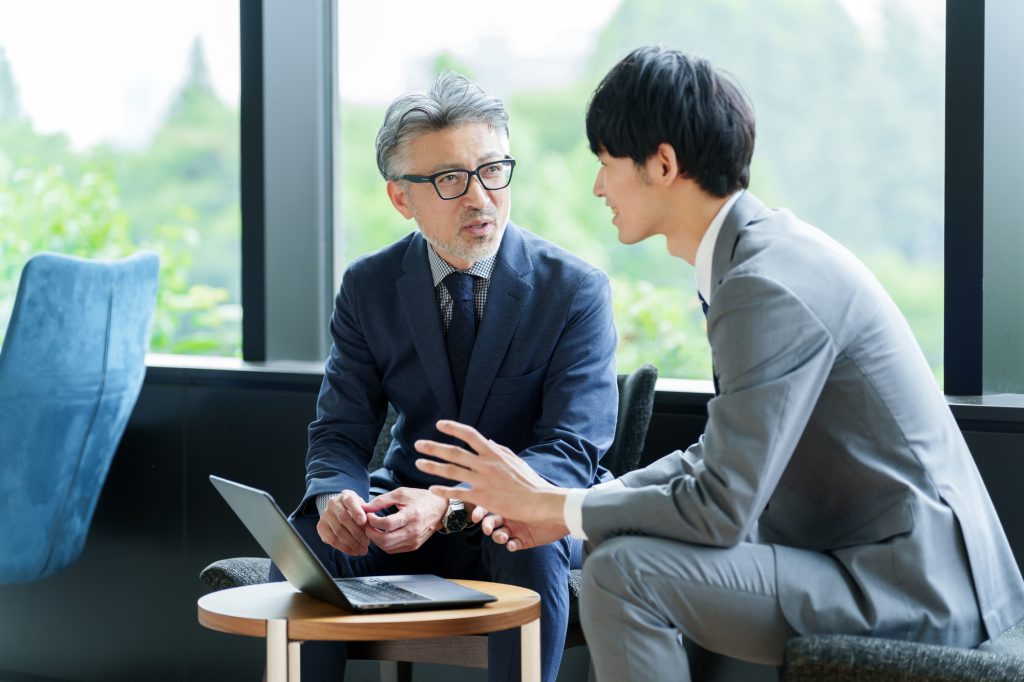 相談する男性たち