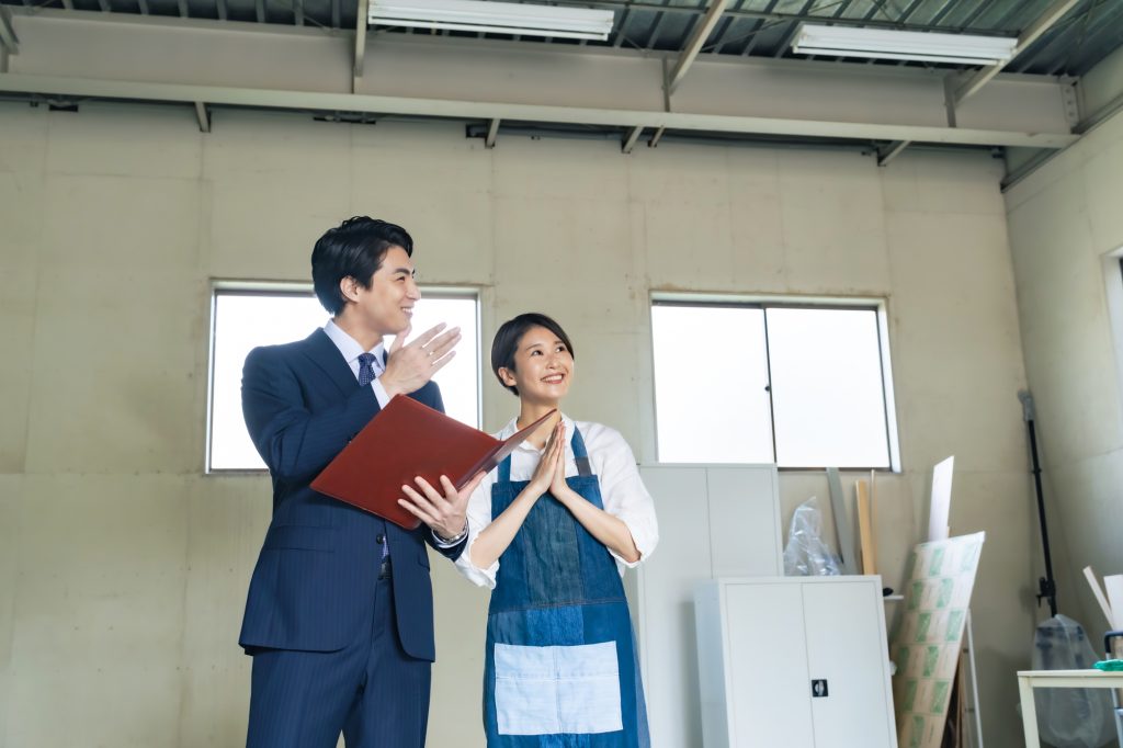 家の中を確認する人たち