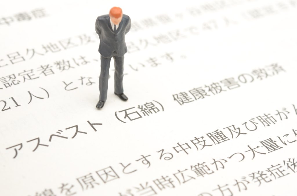 書類の上で悩む人