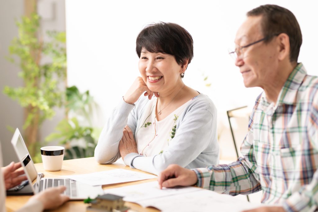 説明を聞く老夫婦