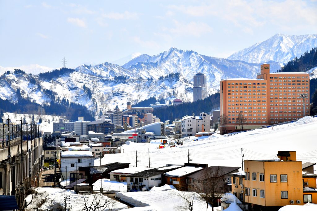 越後湯沢駅周辺を望む(新潟県湯沢町)