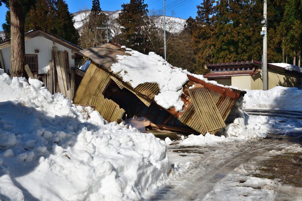 雪で倒壊した家屋