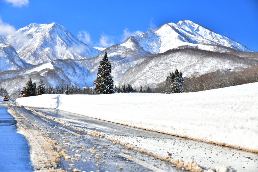 妙高山、神奈山(関温泉スキー場)方面を望む(新潟県妙高市)