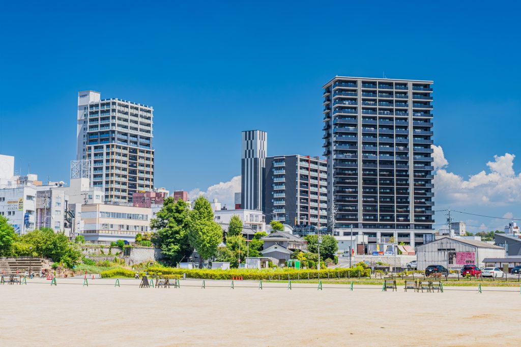 岡崎市の岡崎城公園と街並み(愛知県)
